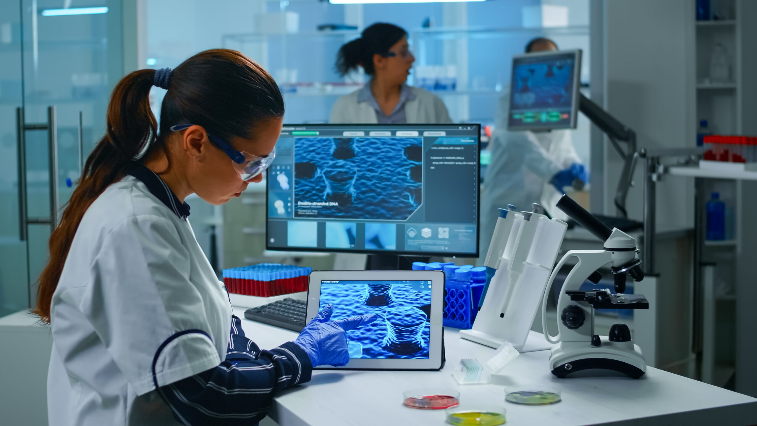 Enginyeria biomèdica combina tecnologia i salut per desenvolupar solucions innovadores que milloren el diagnòstic, el tractament i la qualitat de vida de les persones.